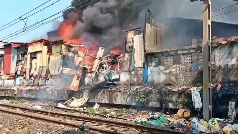 mumbai-local-news-massive-fire-breaks-out-in-slums-near-mumbai-harbour-line-railway-tracks-bandra-mahim-services-suspended