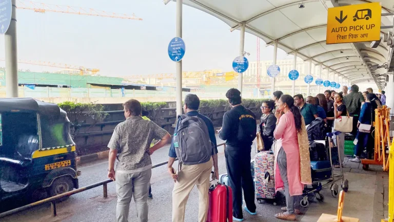 mumbai-cng-crisis-hits-airports-passengers-have-to-wait-for-a-long-time-as-rickshaw-drivers-refuse-to-travel