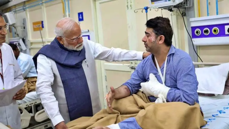 pm-narendra-modi-meets-delhi-blast-victims-at-lnjp-hospital