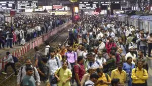 Mumbai Local: सँडहर्स्ट रोड स्थानकाजवळ लोकलच्या धडकेत 2 जणांचा मृत्यू; आंदोलनामुळे स्टेशनवर गर्दी, मुंबईची लाईफलाइन तासभर खोळांबली 