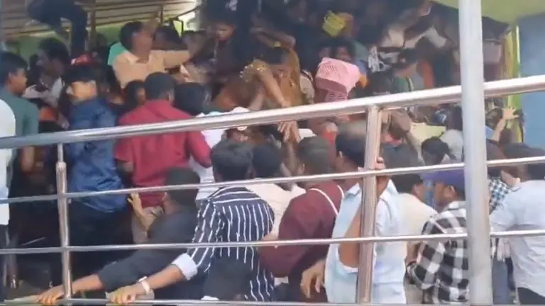 stampede-at-srikakulam-temple-in-andhra-pradesh-many-people-died-reported