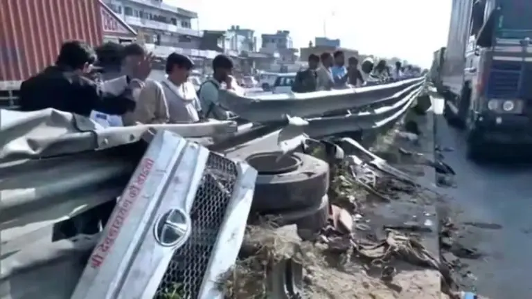 jaipur-accident-news-speeding-dumper-truck-crushes-17-vehicles-12-people-die