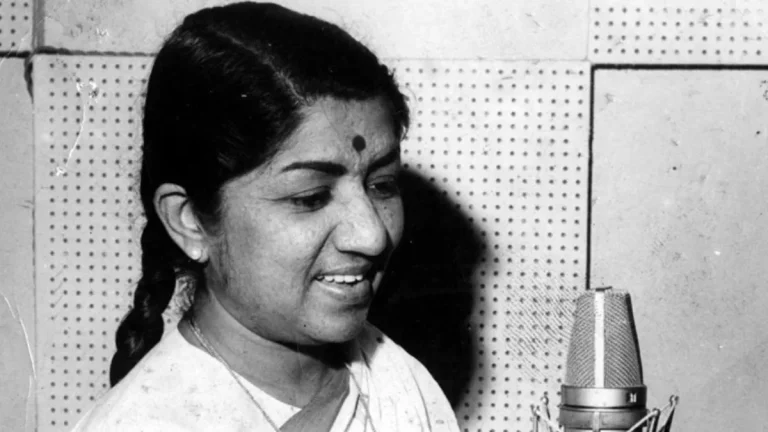 lata-mangeshkar-song-lag-ja-gale-will-increase-love-for-your-lover-this-61-year-old-song-became-a-bigger-hit-than-the-film