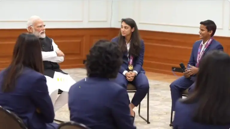 pm-narendra-modi-interaction-with-victorious-indian-women-cricket-team-video-goes-viral