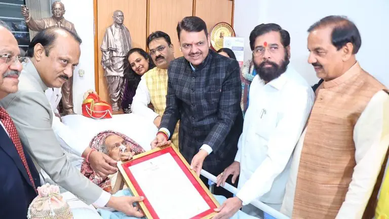 senior-sculptor-ram-sutar-awarded-maharashtra-bhushan-2024-by-cm-devendra-fadnavis