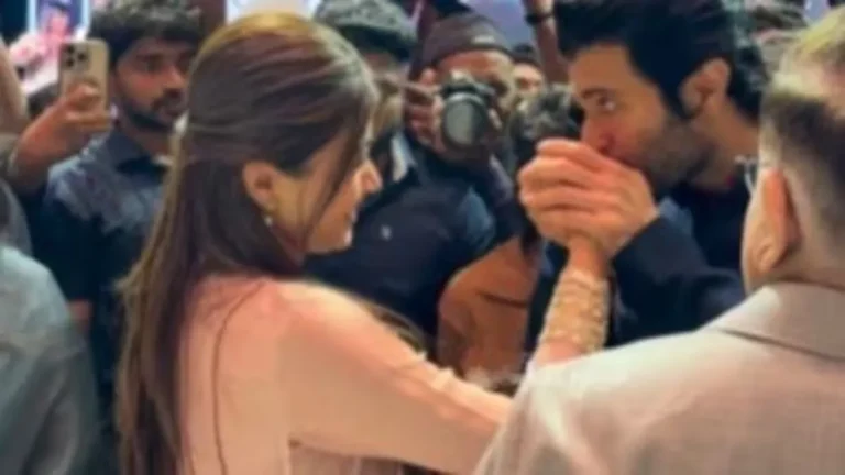 vijay-deverakonda-was-seen-holding-rashmika-mandanna-hand-and-kissing-her-in-public-fans-went-crazy