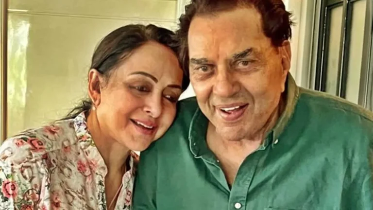 hema-malini-gets-emotional-at-dharmendra-prayer-meeting-says-our-love-was-true