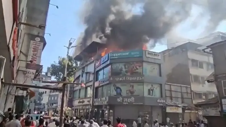 massive-fire-breaks-out-in-sadashiv-peth-pune-shops-including-terraces-gutted