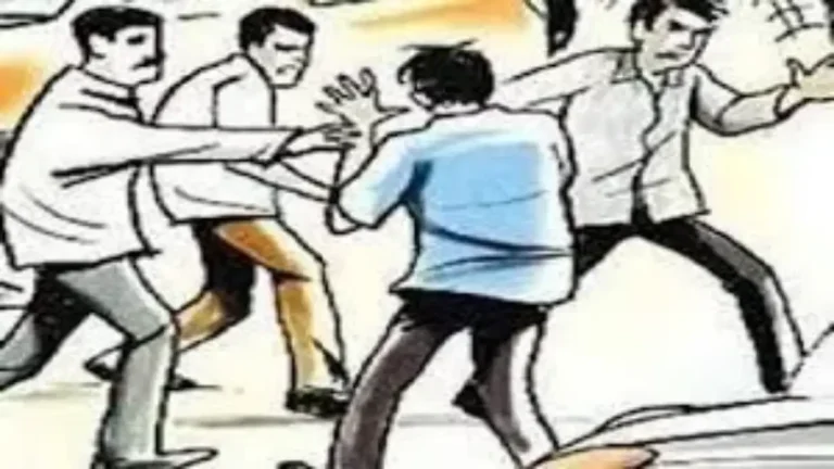 clashes-between-bjp-and-congress-workers-in-tuljapur-attacked-with-a-machete-pistol-one-injured