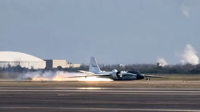 Video: धावपट्टीवरून घसरले नासाचे विमान, आग आणि धुराच्या वातावरणात आपत्कालीन लँडिंग