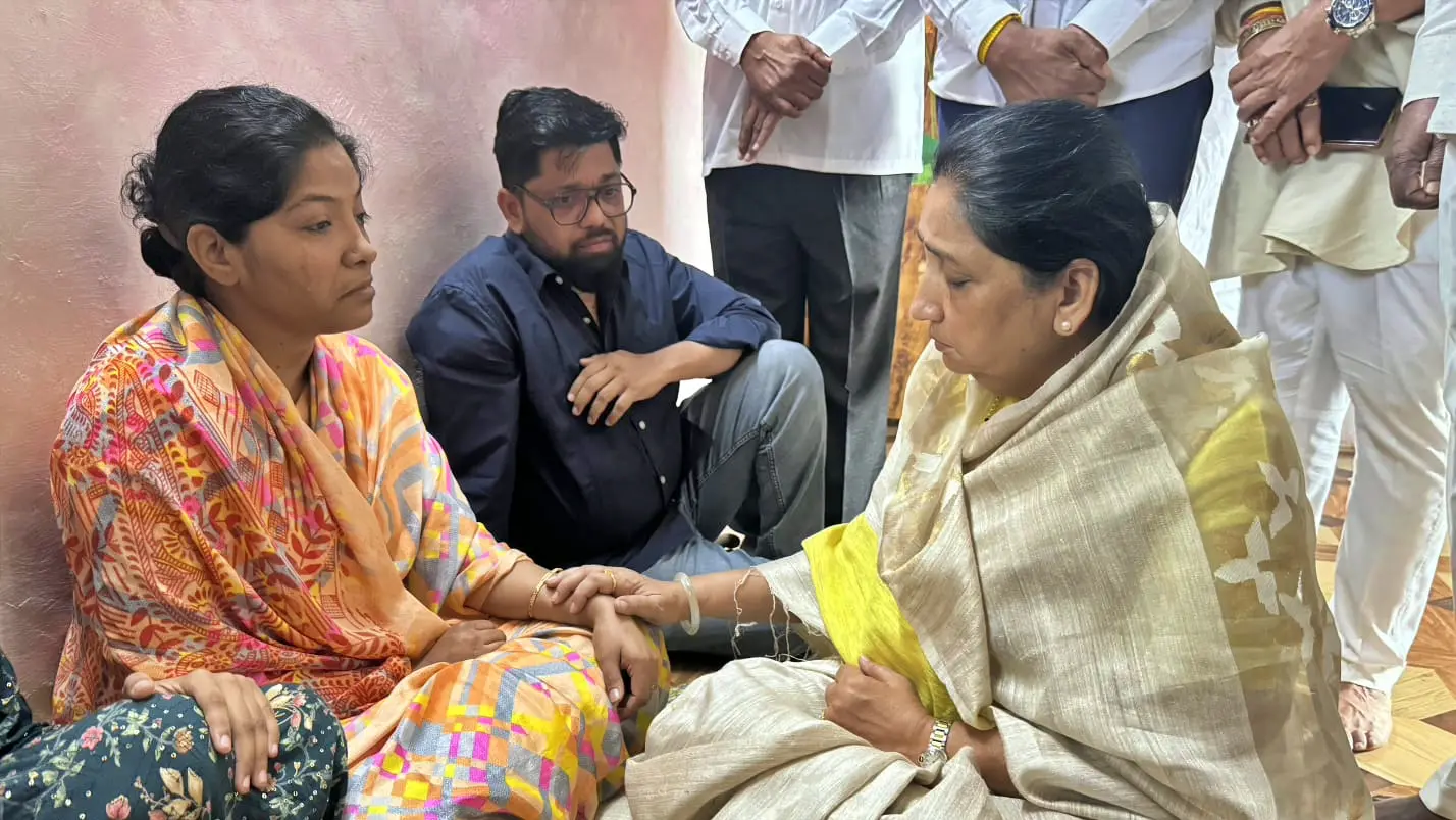 अजित पवारांसोबत अपघातात मृत्यू झालेल्या जाधवांच्या कुटुंबियांची सुनेत्रा पवारांनी घेतली भेट, दिला धीराचा शब्द