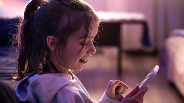 तुमच्याही मुलांचा स्क्रीन टाईम जास्त आहे का? मोबाईलच्या व्यसनापासून मुलांना दूर करण्यासाठी वापर या सोप्या युक्त्या