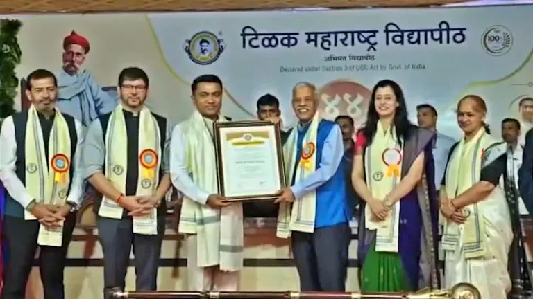 टिळक महाराष्ट्र विद्यापीठाने प्रमोद सावंतांना D.Litt. पदवी केली प्रदान ...