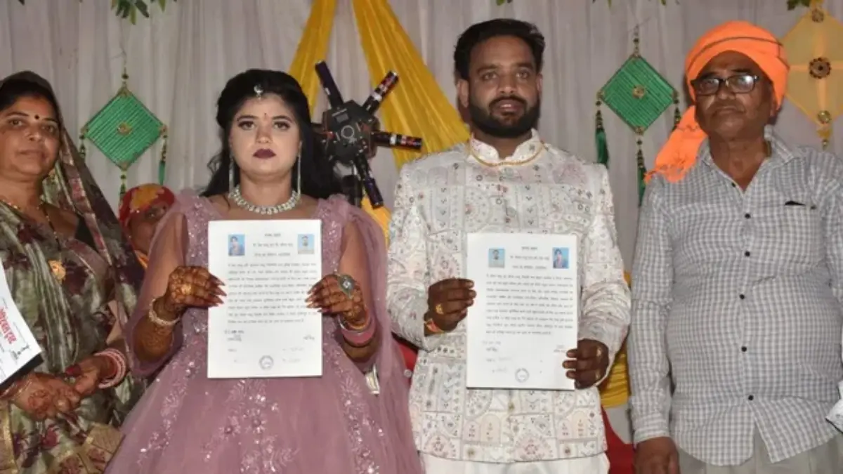 एक अनोखा विवाह: संविधानाला साक्षी ठेवून सौरभ आणि नेहा ने केलं लग्न