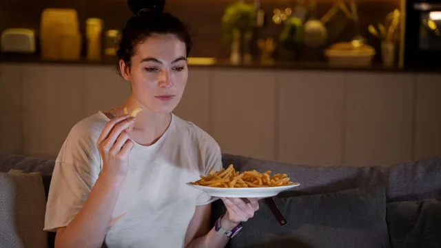Late Night Eating Side Effects:  रात्री 9 नंतर जेवता? मग सावध राहा! नव्या अभ्यासात समोर आला धक्कादायक खुलासा