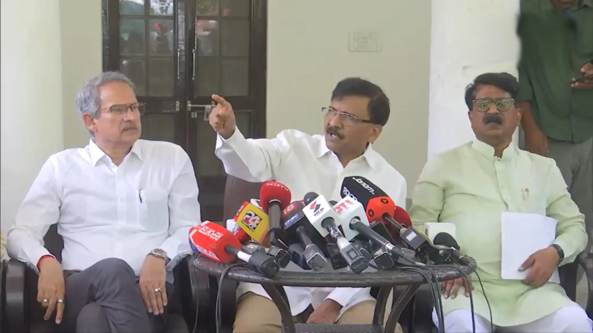 Sanjay Raut Press: ‘तुम्हाला जायचं असेल तर राजीनामा द्या… दगाबाजी केल्यास सोडणार नाही’ - संजय राऊतांचा कडक इशारा… Video