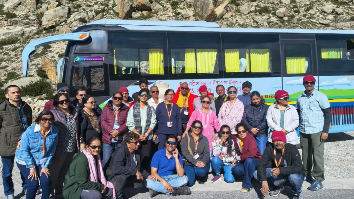कैलास मानसरोवरहून परतताना महाराष्ट्राचे 37 भाविक तिबेटमध्ये अडकले; फडणवीसांच्या पुढाकाराने सुटका 