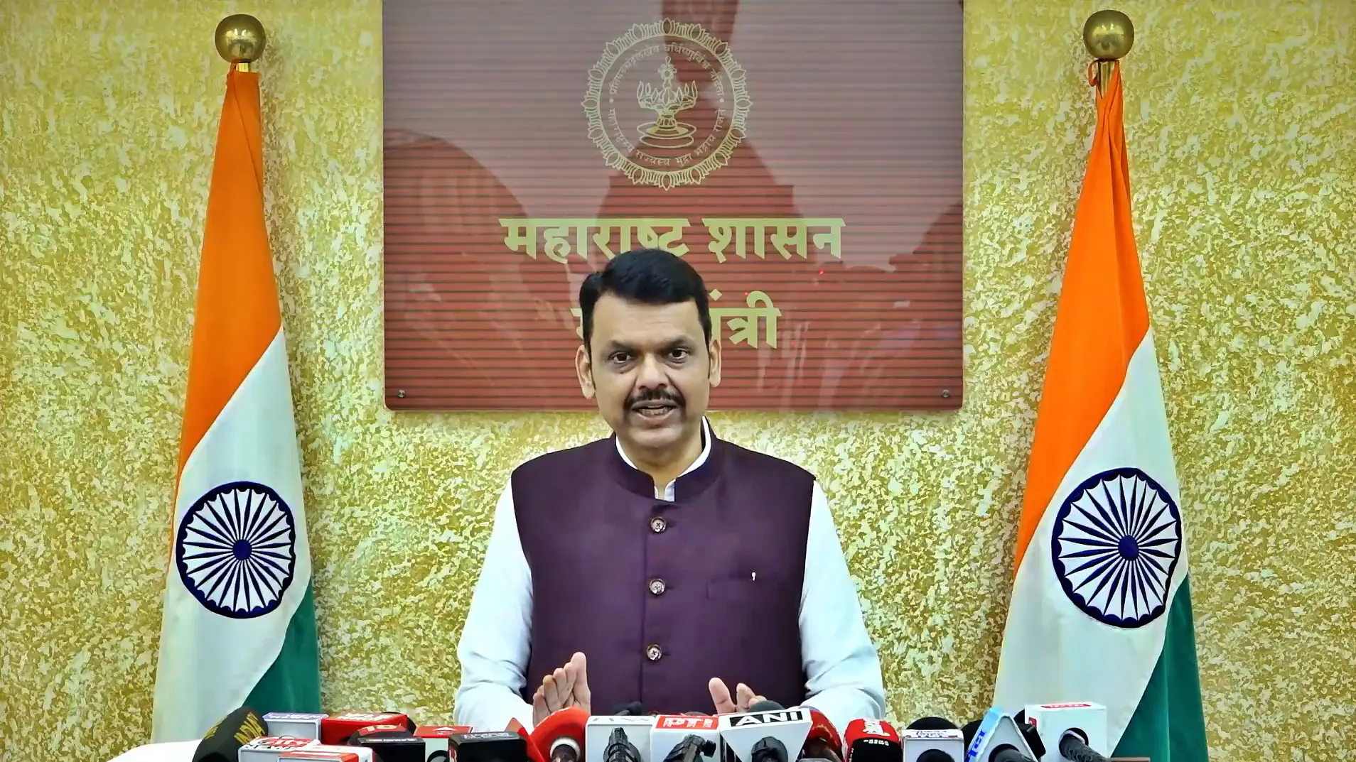 ‘राहुल गांधींची बुद्धी चोरीला गेली’; EC वरील आरोपांवरून CM फडणवीसांची गांधींवर टीका