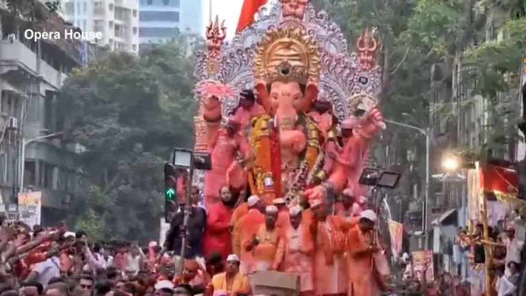 lalbaugcha-raja-visarjan-live-where-has-lalbaugcha-raja-reached-when-will-the-immersion-take-place-at-girgaon-chowpatty