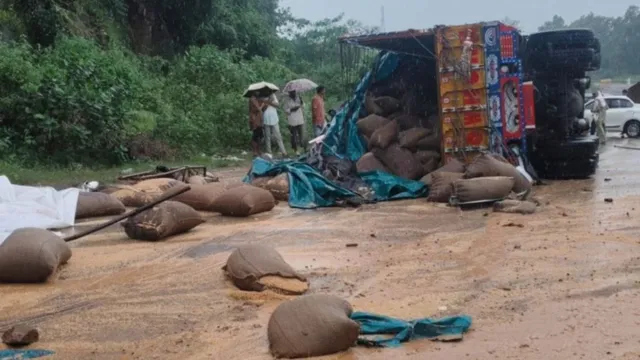six-people-died-in-a-horrific-accident-on-national-highway-30-in-chhattisgarh