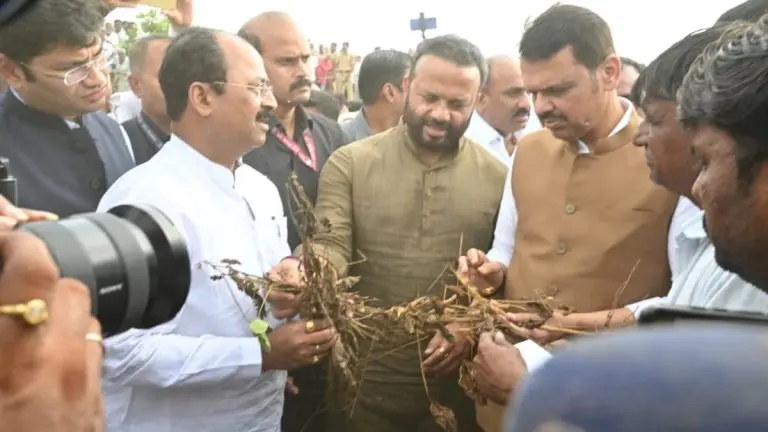 young-farmers-voice-their-grievances-to-the-chief-minister-during-a-tour-to-inspect-damaged-crops