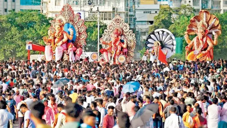 mumbai-ganesh-visarjan-2026-anant-chaturdashi-immersion-date-timings-routes-sites-special-local-trains-and-key-rules