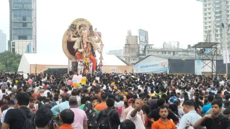 mumbai-traffic-updates-juhu-andheri-and-mulund-among-areas-in-suburban-mumbai-to-face-major-traffic-curbs-for-ganesh-visarjan-2026-check-affected-routes