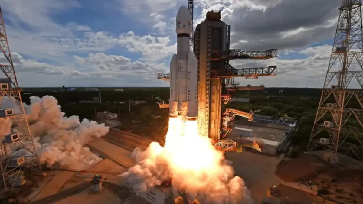 ISRO ने रचला इतिहास: अंतराळात भारताचा ‘तिसरा डोळा’ करणार बॉर्डरची सुरक्षा, GSLV-F17 सह सॅटेलाइट EOS-05 चे यशस्वी लाँचिंग