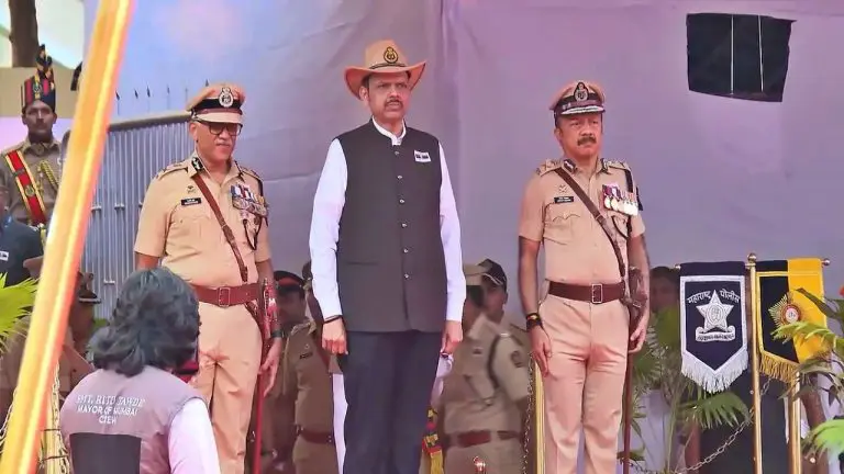 police-commemoration-day-cm-devendra-fadnavis-pays-tribute-to-police-martyrs