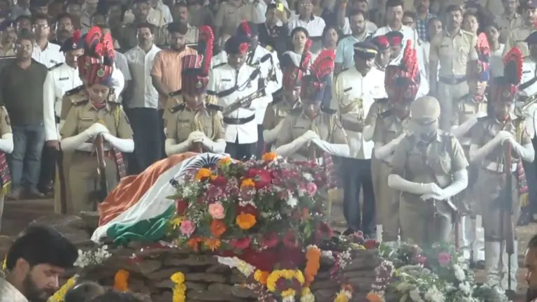 nana-patekar-cremated-with-full-state-honours-at-his-village-donje-farmhouse-in-pune-malhar-performed-last-rites