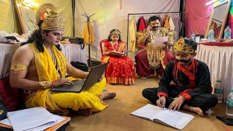 noida-ramlila-family-balances-work-study-stage-roles-navratri