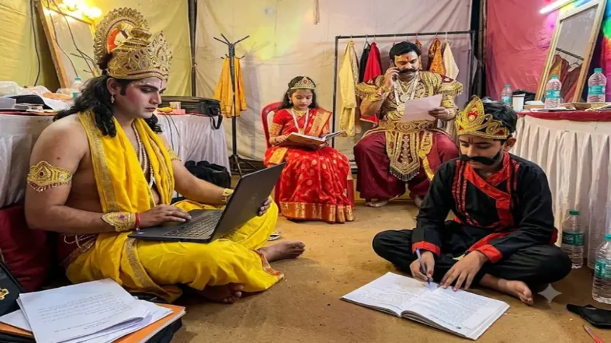 'राम' ऑफिस मीटिंगमध्ये बिझी तर 'सीता' होमवर्कमध्ये गुंग, 'रावण' ही बिझनेसमध्ये व्यस्त; रामलीलाच्या बॅकस्टेजचं हृदयस्पर्शी दृष्य
