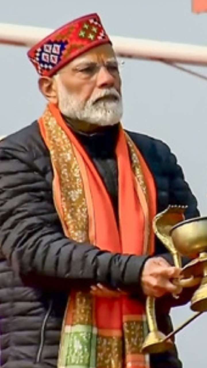 PM Modi In Mahakumbh: पंतप्रधान मोदींनी महाकुंभात त्रिवेणी संगमावर केले स्नान
