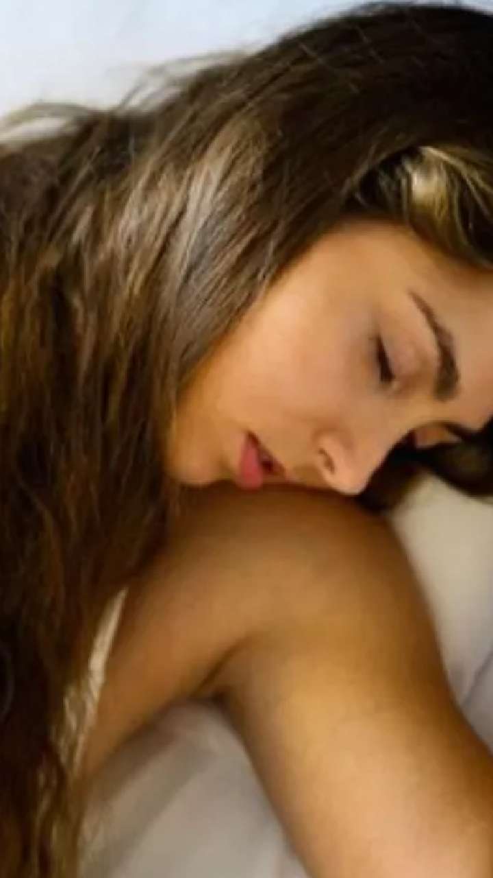 केस बांधून झोपावे की उघडे? कोणती पद्धत आहे फायदेशीर जाणून घ्या