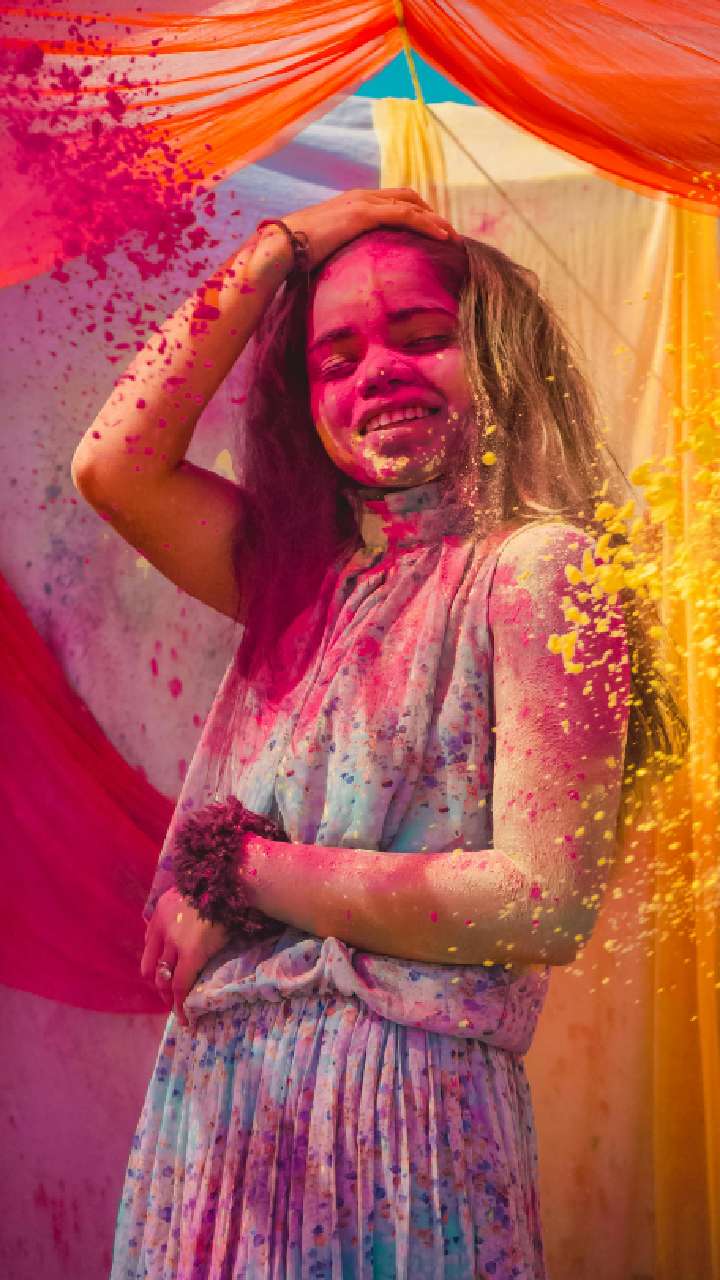 Skin Care For Holi: रंगामुळे खराब होऊ शकते तुमची त्वचा अशी घ्या काळजी