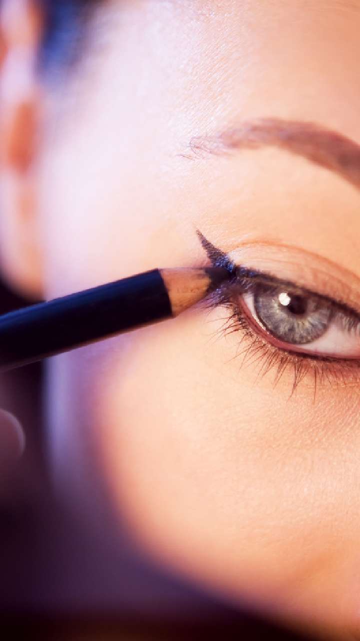Eyeliner Tips: दोन मिनिटात आयलायनर कसे लावायचे जाणून घ्या