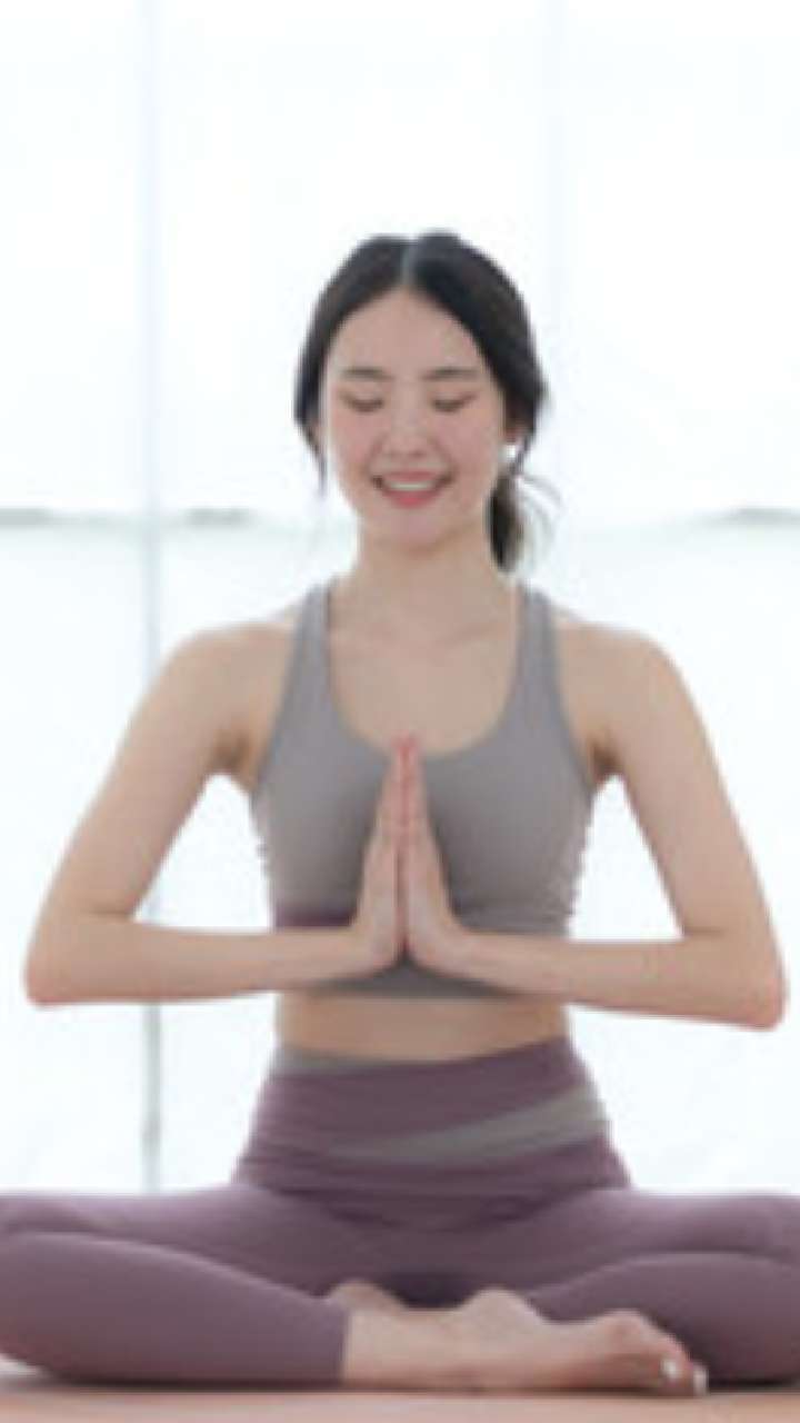 yoga routine: ही 5 योगासने तुम्हाला दिवसभर ठेवेल उत्साही