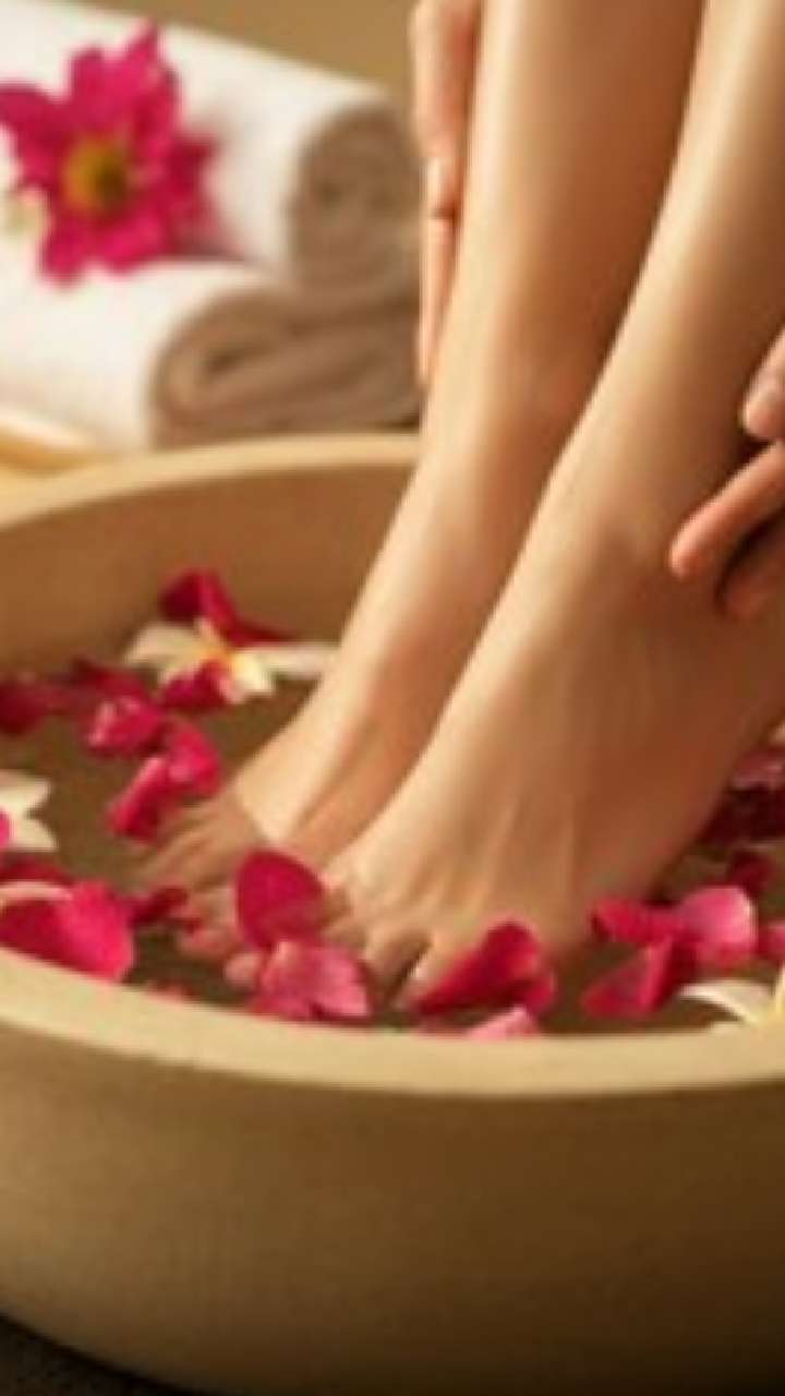 Pedicure at home: भेगा पडलेल्या टाचा होतील मखमली आणि चमकदार,या पद्धतीने घरीच करा पेडीक्योर
