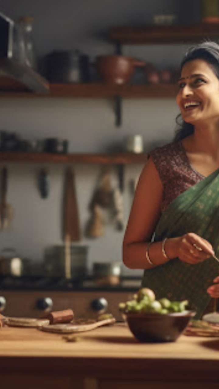 Vastu tips for kitchen: स्वयंपाकघरात चुकूनही या गोष्टी उलट्या ठेवू नका