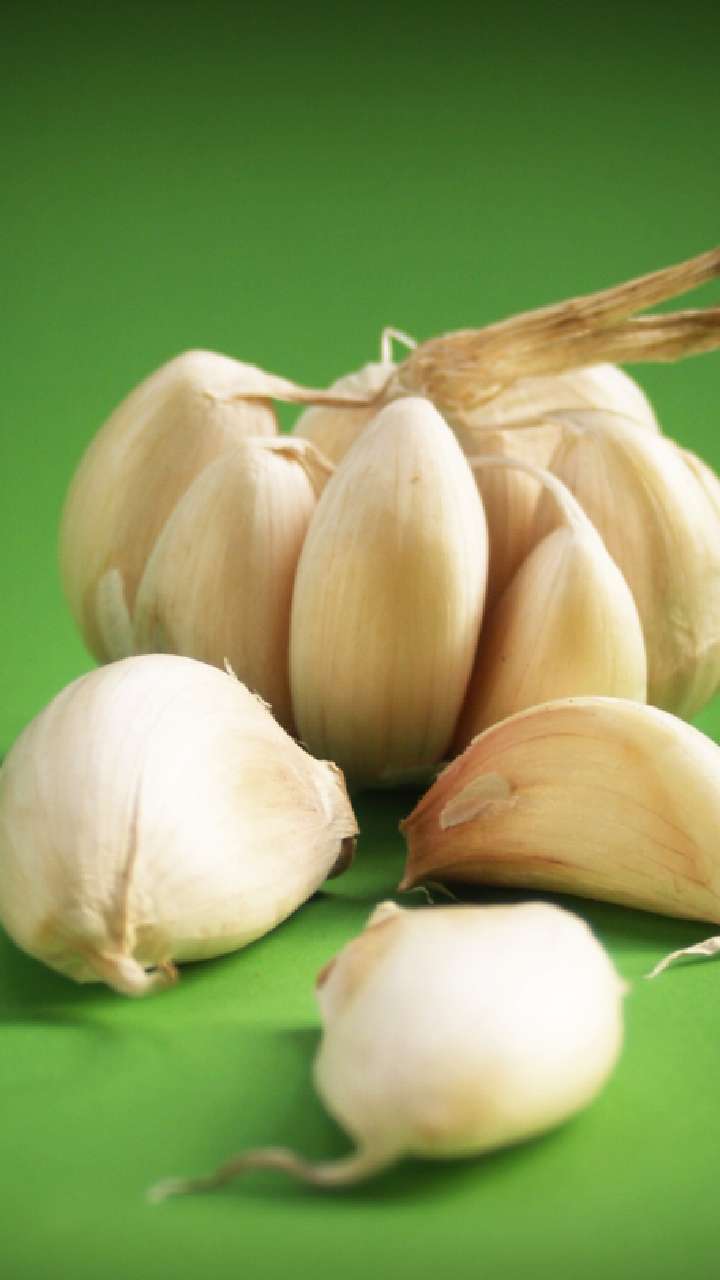 Benefits of Garlic: रिकाम्या पोटी लसूण चावल्याने आरोग्यात दिसून येतात 6 आश्चर्यकारक बदल