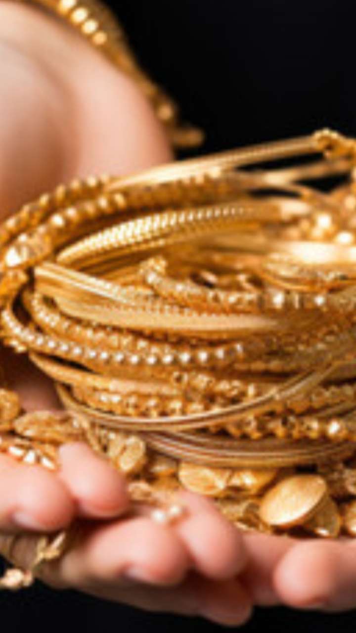 Diwali 2025: दिवाळीत सोने आणि चांदीचे दागिने घरीच करा स्वच्छ