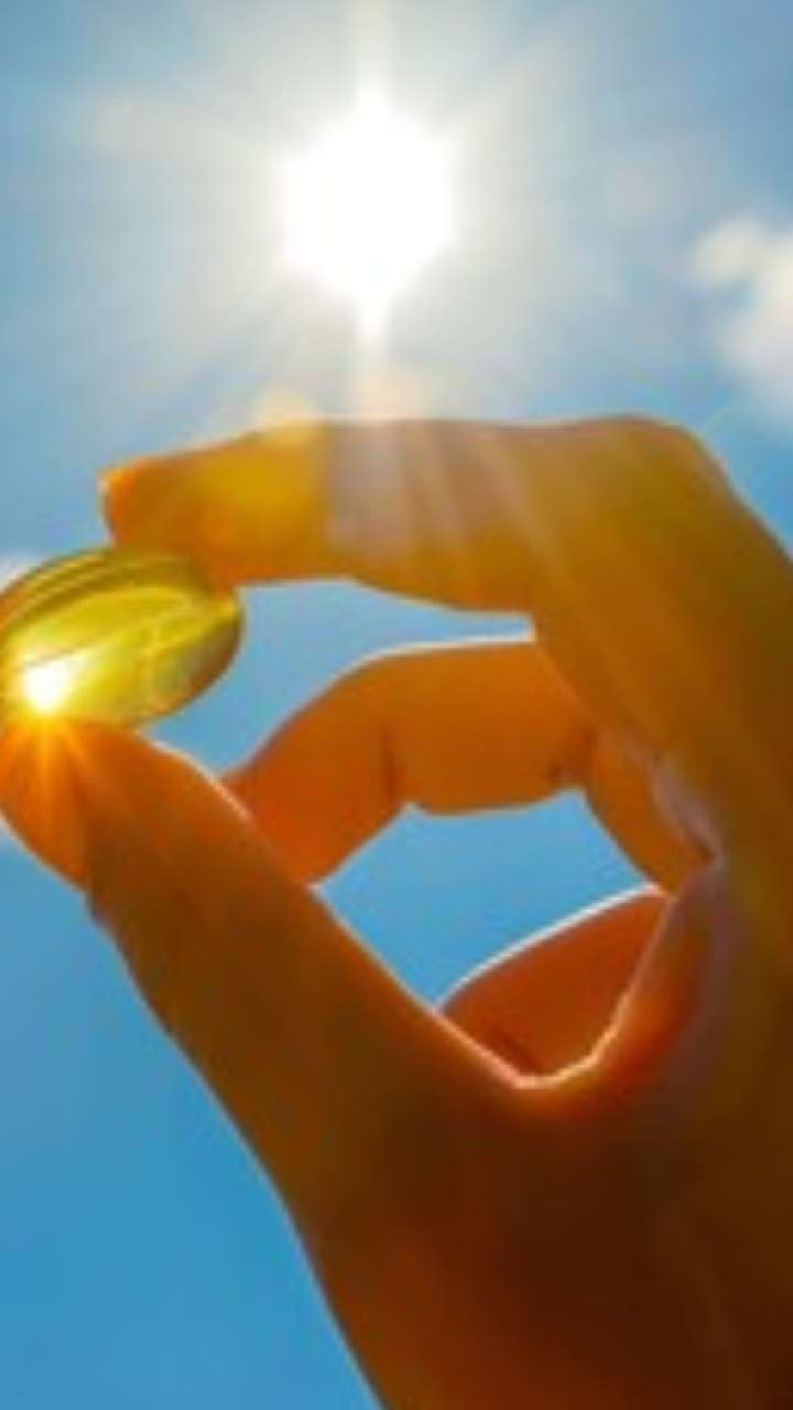 व्हिटॅमिन डीची कमतरता असताना दिसतात ही लक्षणे