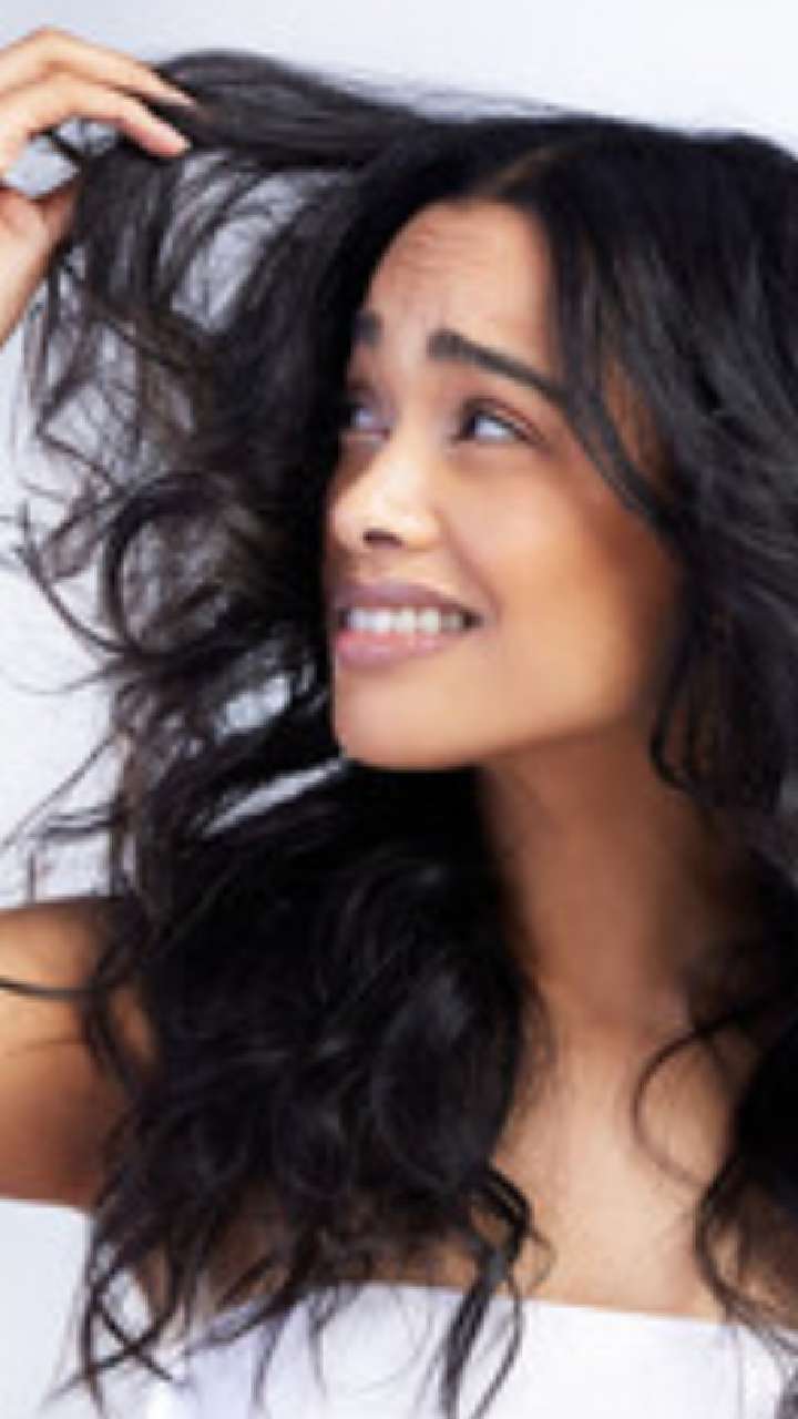 5 Lifestyle Mistakes: केसगळती थांबविण्यासाठी वेळीच करा हे उपाय