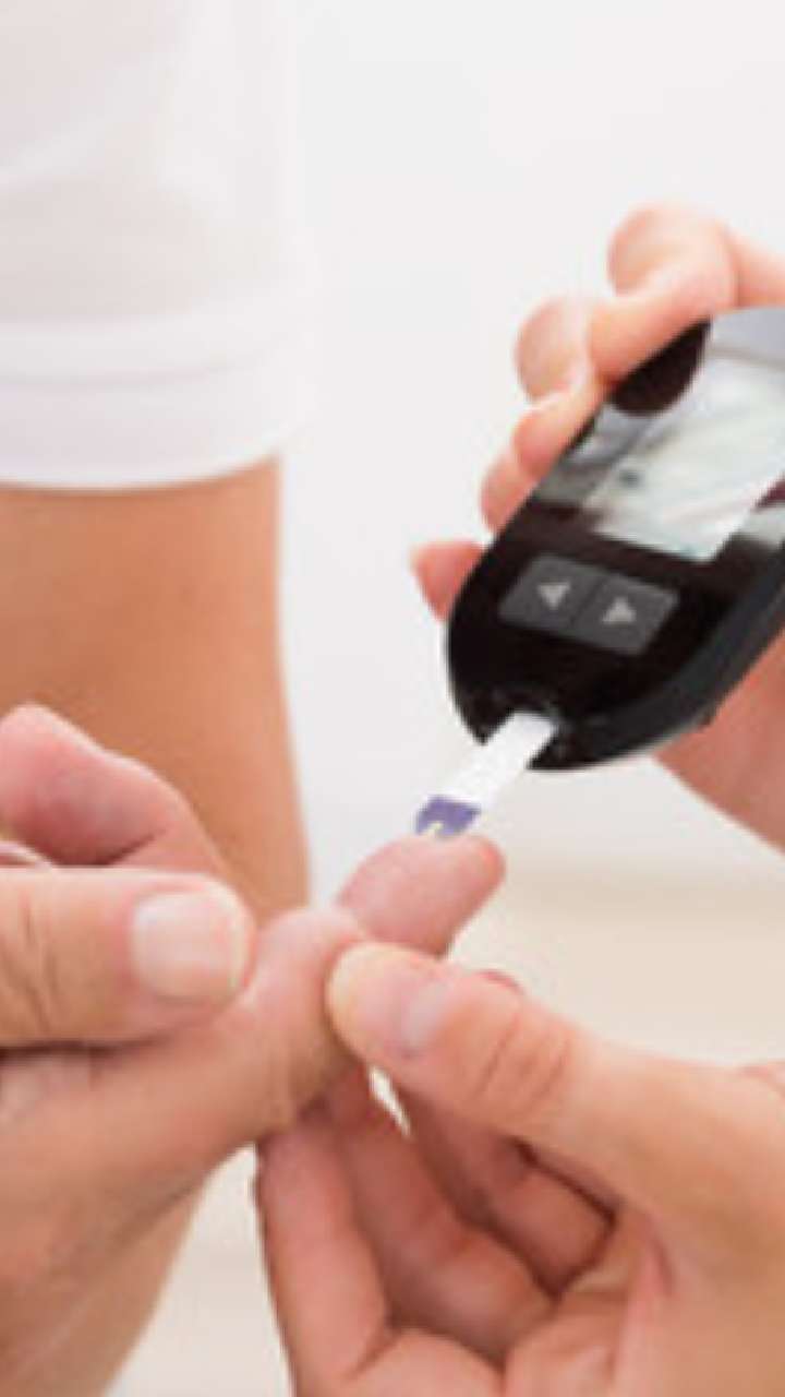 मधुमेहापूर्वी शरीरात दिसतात ही 5 लक्षणे; जाणून घ्या