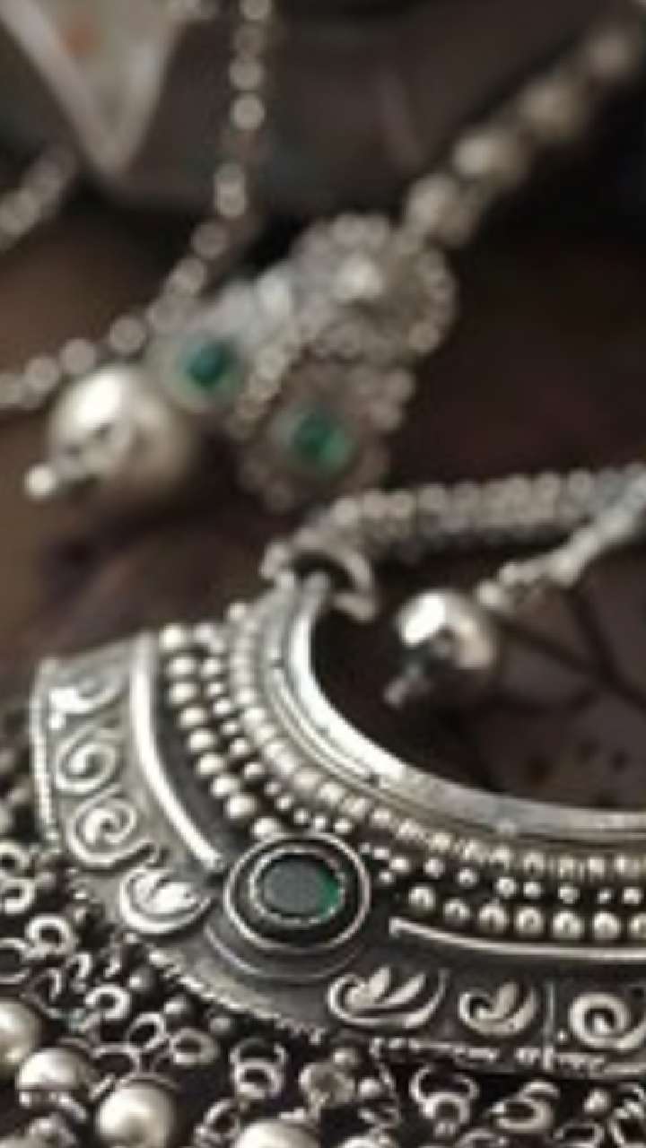 Astrology Tips: चांदी परिधान केल्याने या लोकांना होऊ शकतो फायदा